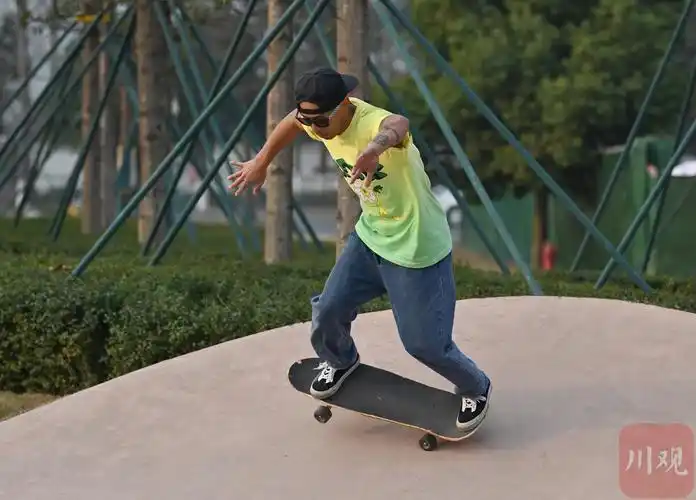 一群青少年在成都温江滑板主题公园内滑板炫技,尽享冬日运动乐趣,炫酷