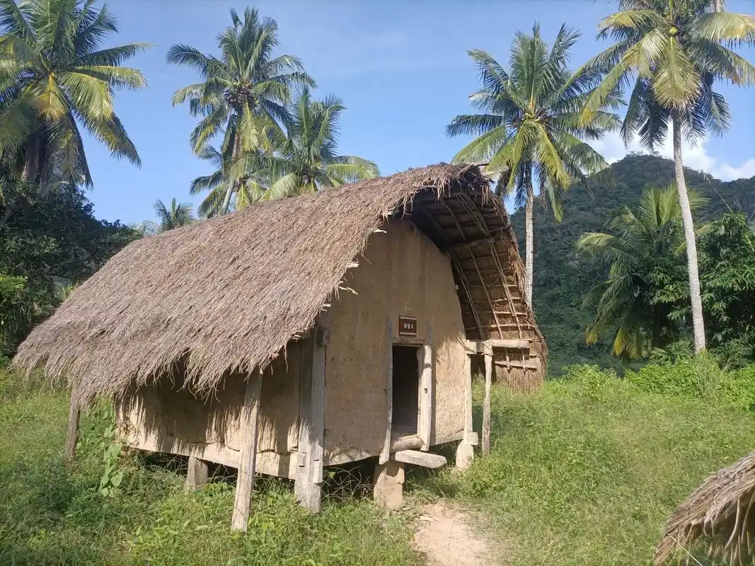 海南省东方市江边乡黎族的船型屋,值得看看.