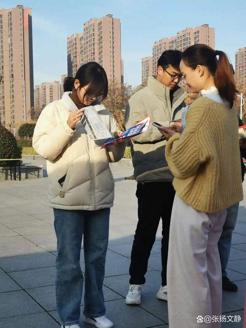 发传单的小姑娘