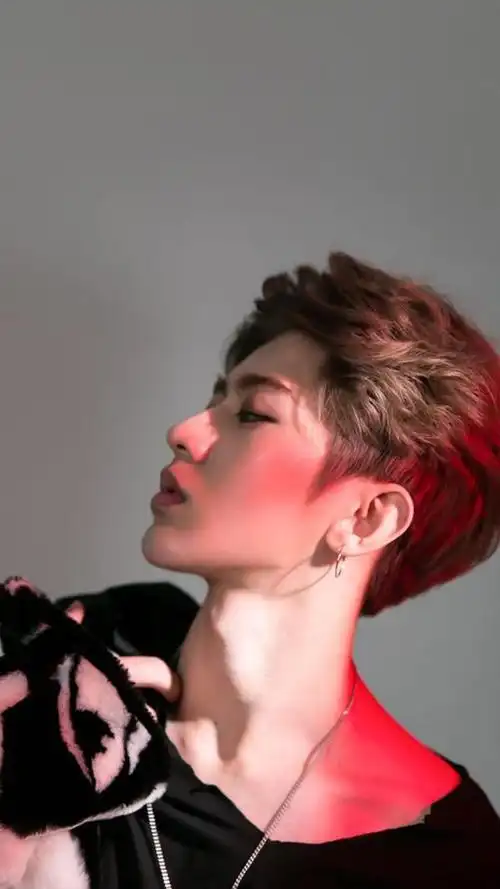 蔡徐坤最撩人的图片,蔡徐坤超撩人的照片,蔡徐坤最新图片高清 帅气