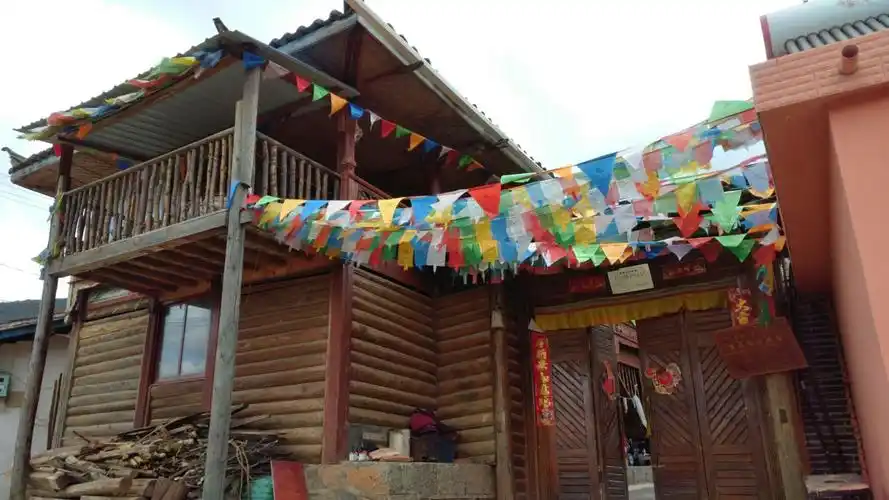 这是仅存不多的摩梭姑娘居住的花楼.