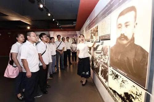 6月30日,游客在李大钊纪念馆内参观.