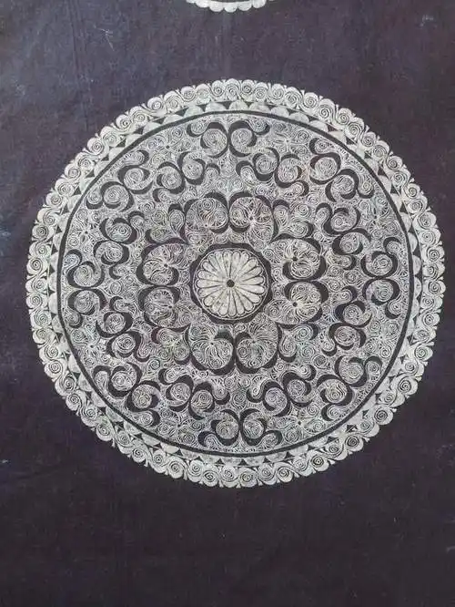 (太阳纹鱼纹鸟纹组合的圆形)第六,桌旗两头缀饰以源于水涡纹,演变为