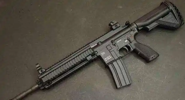 其实俩枪区别并不大,m416伤害偏低,但稳定性和射速偏高,akm伤害高,但