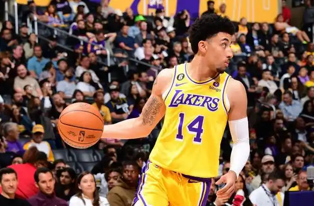 比赛中,湖人的替补控卫小斯科蒂-皮蓬(scotty pippen jr.