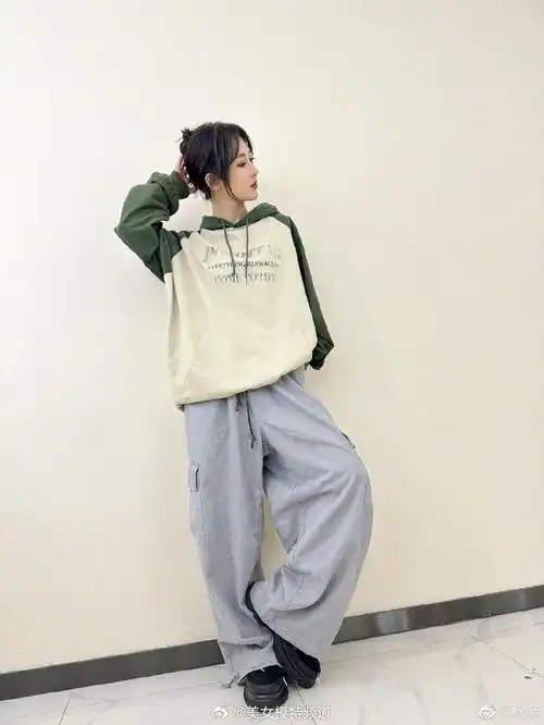 杨紫晒午后随拍穿阔腿工装裤变身休闲甜酷女孩