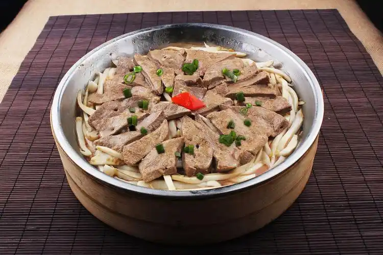 食疗小方,排石健康大金钱草蒸猪肝组成:大金钱草60克,猪肝250克,狗宝