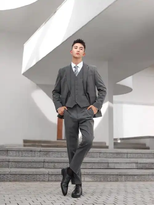 感从穿搭开始搭了套利郎的条纹灰色西装三件套9599全身灰色为主调