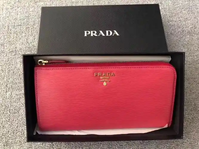prada普拉达女士西瓜红竖纹全皮钱包