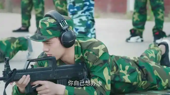 易海蓝参加军训比赛被一群女生欺负宣墨一脸瞧不起