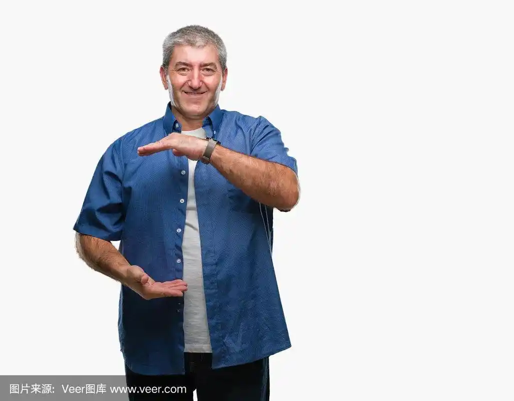 英俊的资深男子在孤立的背景下用手比划着大而大的符号,度量符号.