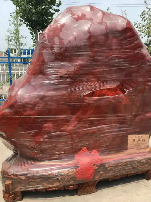 请问这块石头他们说是南非鸡血红石头 能帮忙看看值多少钱吗