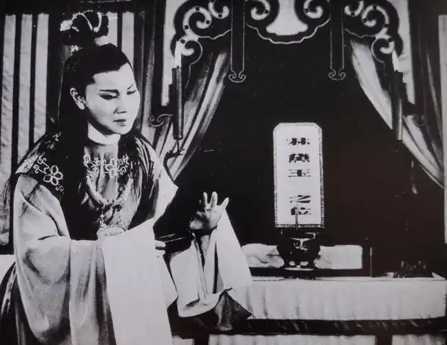 哭灵》剧照徐玉兰饰演贾宝玉还有一个最头痛的事情,就是拍电影不是