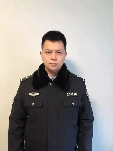 刘勇警官证照片   为机智勇敢的民警点赞!