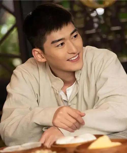 最近张翰的新电视剧《珠江人家》,里面有一段吃蘑菇的剧情,这就让网友