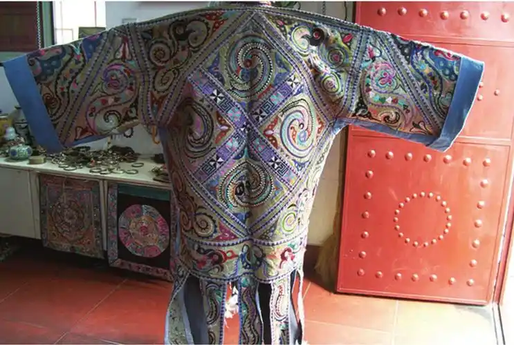 身着百鸟衣,依依不舍你——壮族百鸟衣 - 品牌广西:国家级非物质文化