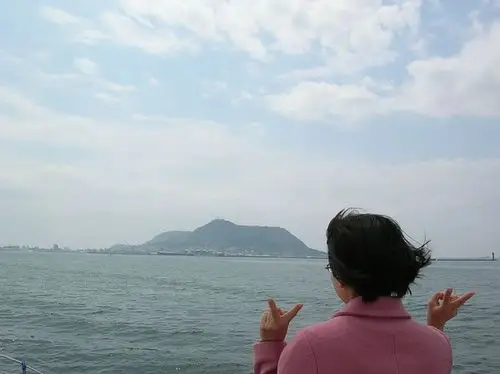 先生一直要我当布景人,我有些腻了,请他照背影就好.