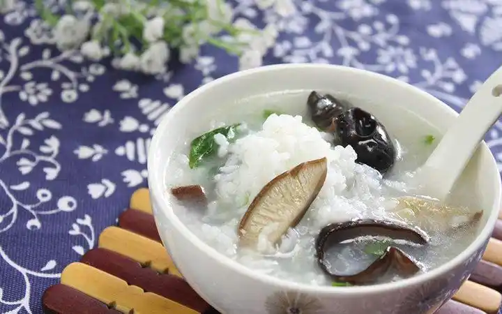 原来大米粥里还可以加上它,滋补润肺,好吃也简单. 木耳粥