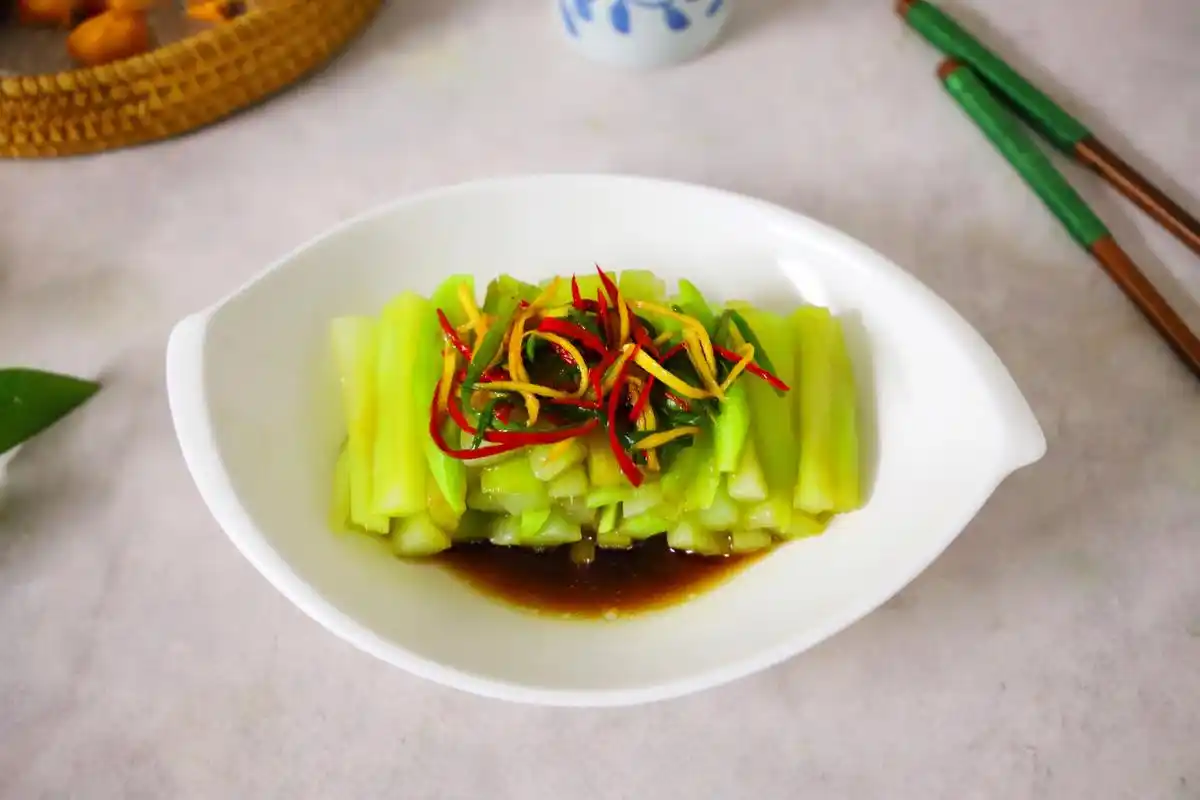 白灼不等于水煮,学会正确做法,芥蓝脆爽解油腻,比饭店的好吃