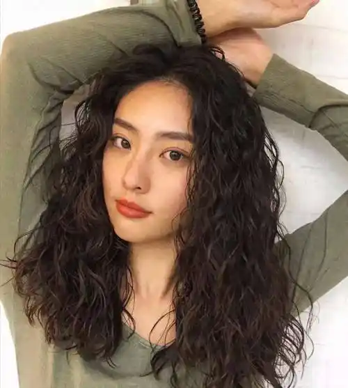 1.发卷一个及肩的头发介于短发和中发之间.