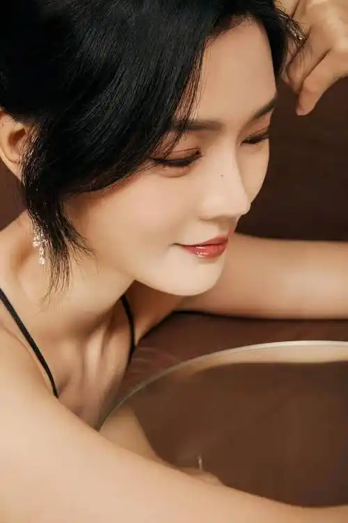 涂冰《为你逆光而来》上线 完美演绎"酷飒"职场精英