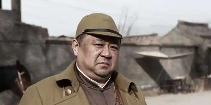 资料图片:《平原烽火》主角-梁冠华饰邓文昌