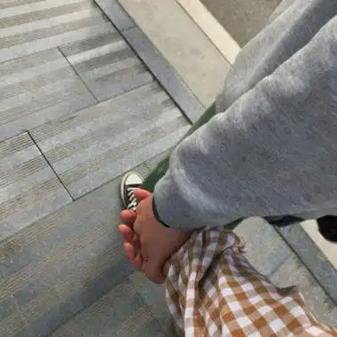 手散步沙滩情侣背影高清图片下载09韩国情侣系列手牵手手势手型素材