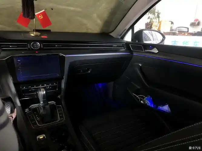 柔和细腻灯光衬托武汉大众迈腾车内氛围灯的美