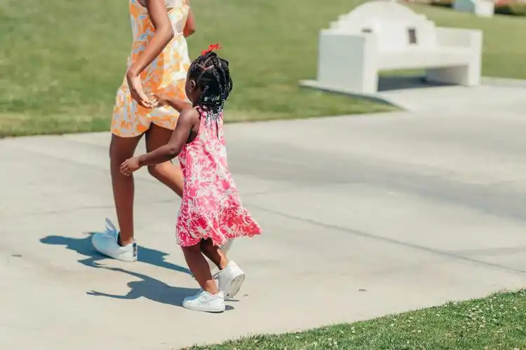 africanamericangirlwalkingbehindaperson图片