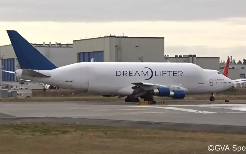 波音747-400(lcf)梦想lifter起飞在paine field paekpae_哔哩哔哩 (゜