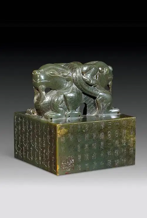 之后皇宫的玉器多是由和田玉制成,特别是象征皇权的玉玺,其中绝大多数