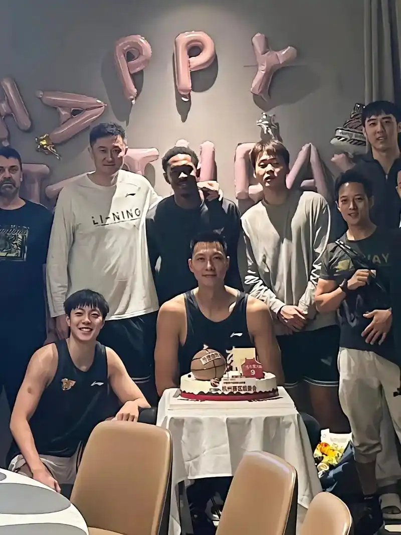 留在原地的就只有胡明轩了.#广东宏远 #易建联 #胡明轩 - 抖音