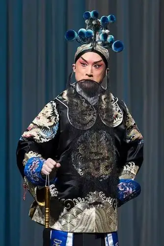 一年的时间很快过去,杜喆渐渐放弃了改行的念头,重又专注在自己的京剧