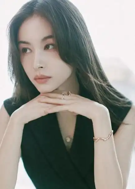 近日,王子文工作室晒出一组她参加某活动的造型图.