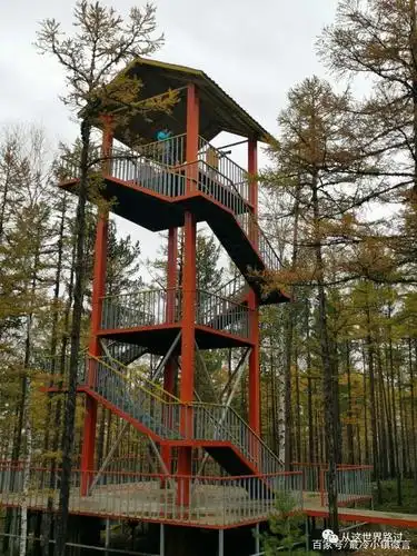 在苍山石林的西侧有一处三层高的观景亭,可以登高望远.