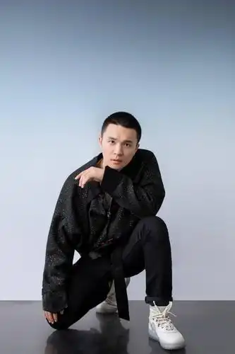 姜来黑色衬衣写真曝光 眼神坚定极具个人魅力