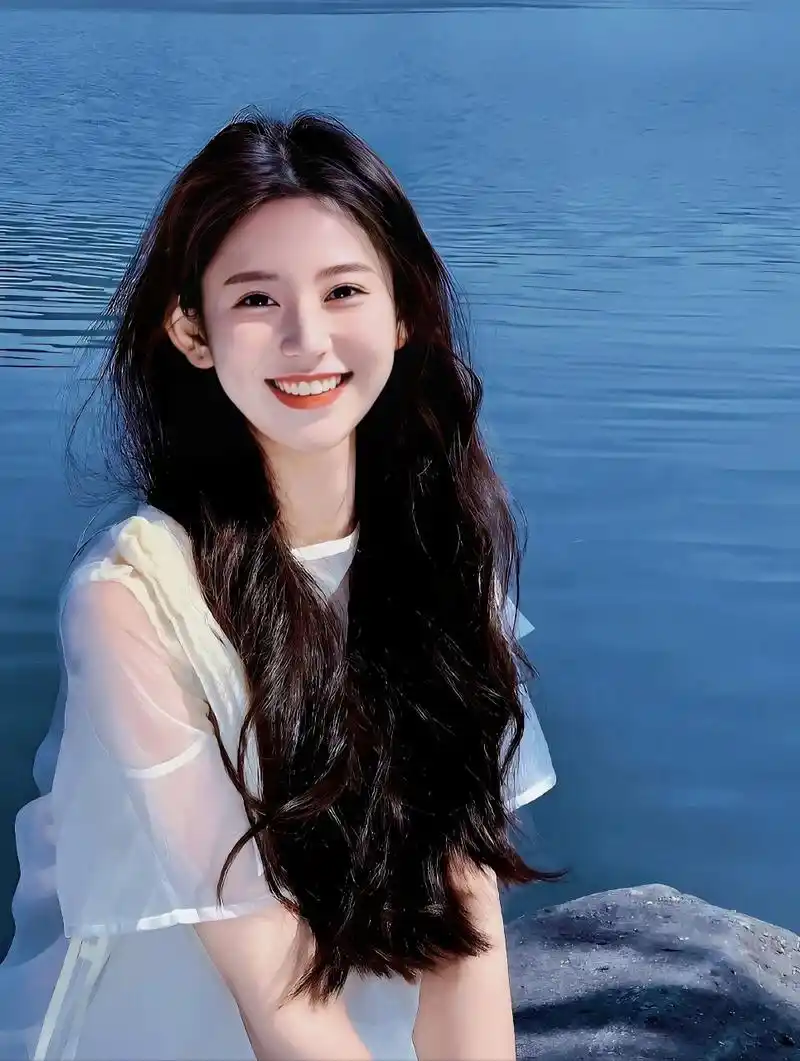8月第一张照片,论发量带来的氛围感|||请欣赏发量给美女带来的氛围感~