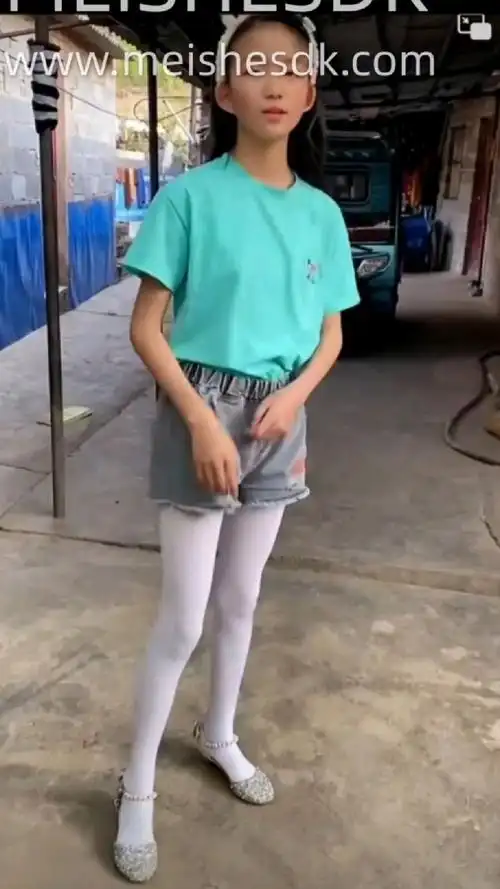小女孩在家里走秀白袜真不错啊
