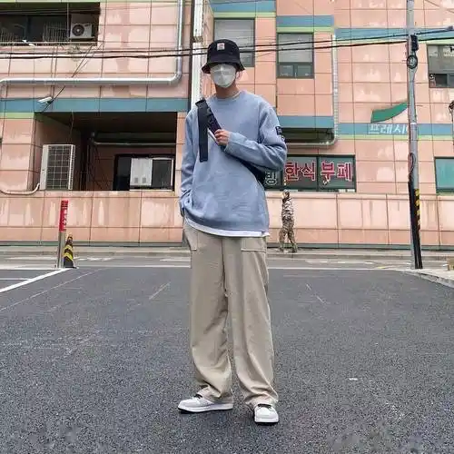 浅色叠穿一直是大家日常中最实用的穿搭技巧,对于身材偏瘦的男生来说