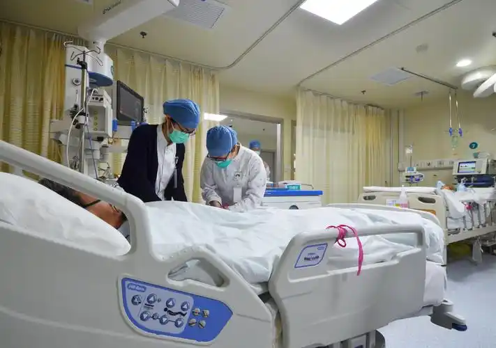 大年夜晚上6点半,急诊抢救室医务人员忙个不停.