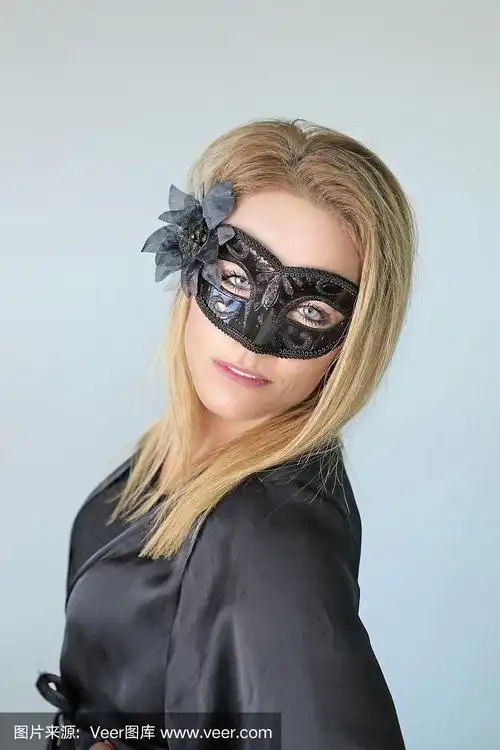 戴面具的女人