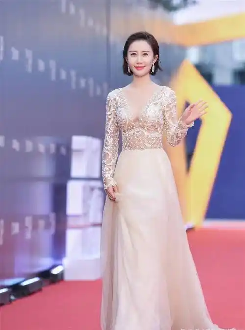 34岁舒畅大变模样,穿深v镂空裙出席活动,精致脸蛋太抢镜_裙装_服装