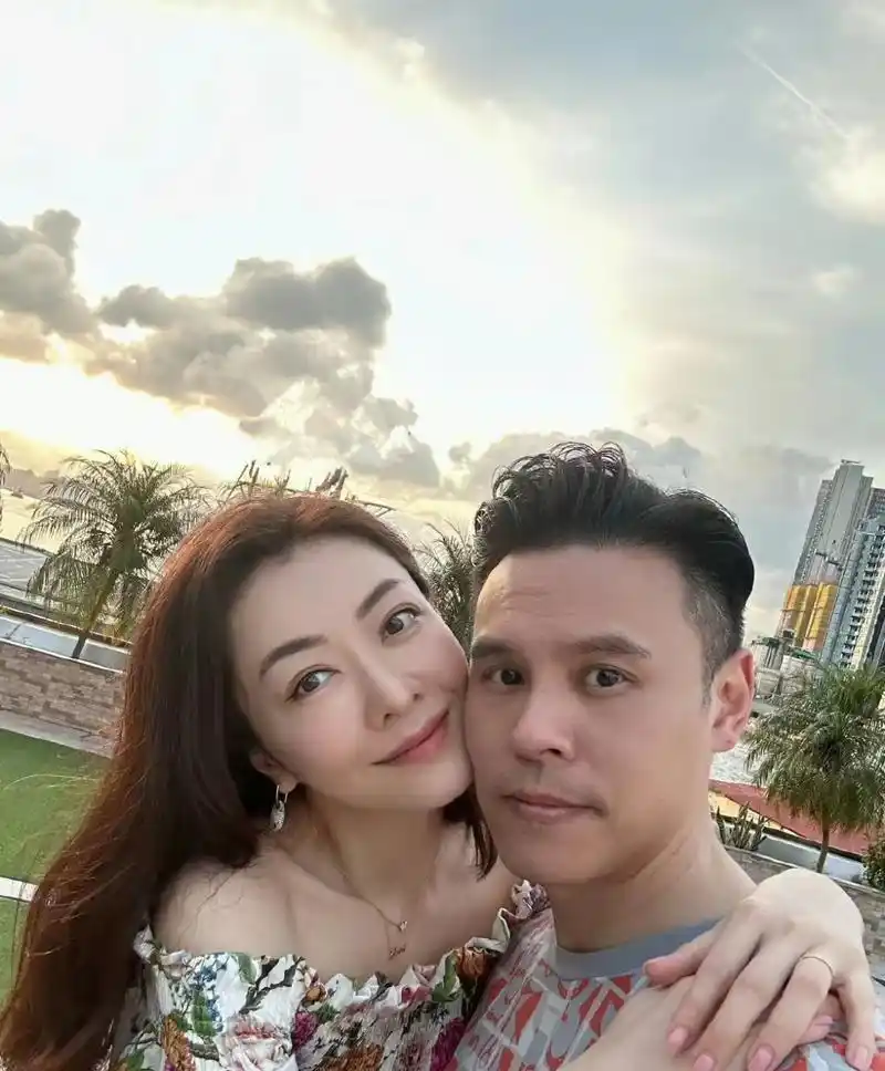 8月11日,熊黛林晒跟老公的亲密照,并配文道:"老公,生日快乐!