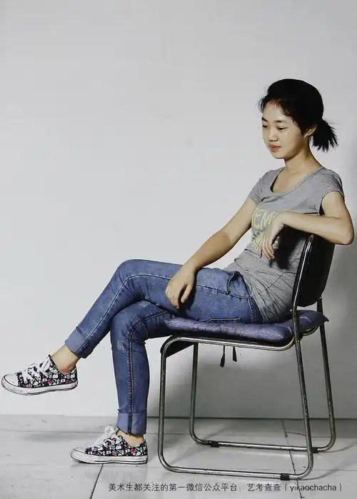 速写坐姿照片_坐姿女青年(9)