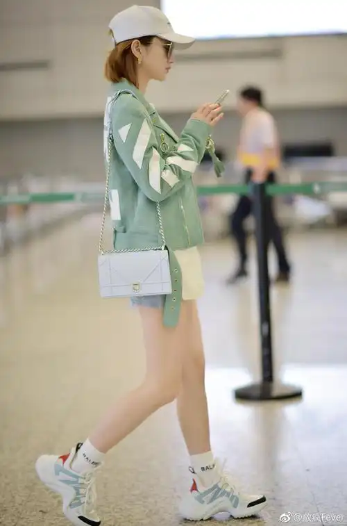 久违的甜甜机场街拍日前浅色清新look现身上海机场