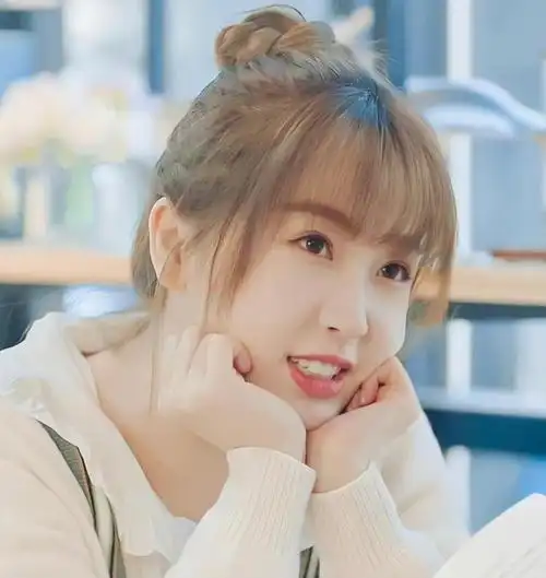 虞书欣扎着丸子头,梳着刘海,超可爱