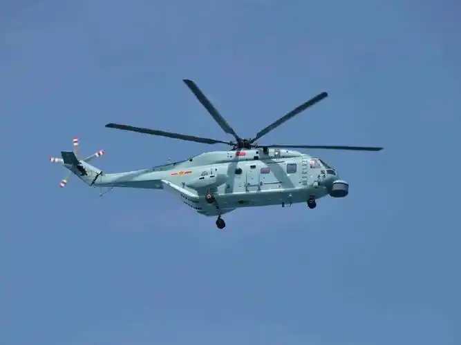 (图)停在辽宁舰上的直-18反潜直升机