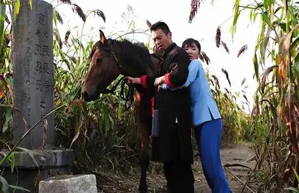 《红高粱》:恋儿到死都不知道,余占鳌为何不爱"主动献身"的她