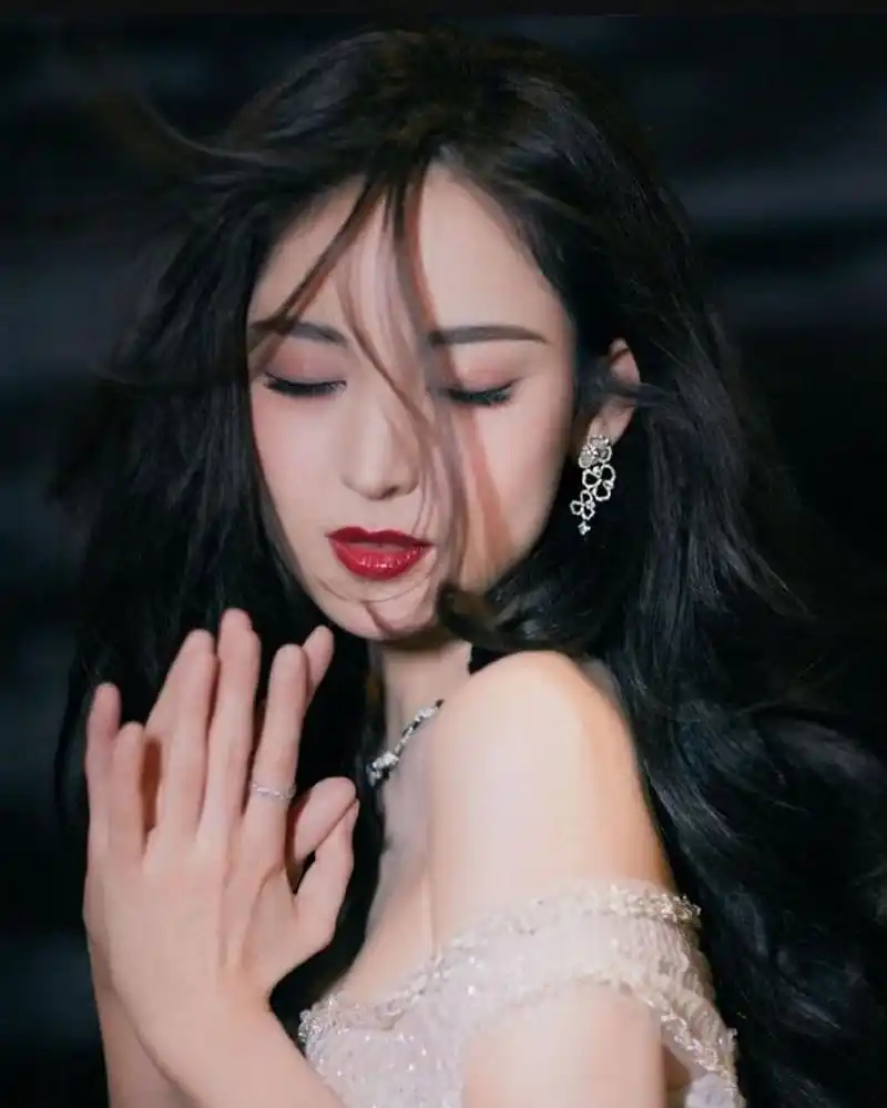 设计上的露肩元素,展现了古力娜扎婀娜多姿的身姿和修长美丽的颈项