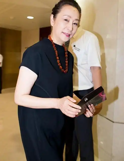 奚美娟真是越老越会穿东北大红棉被上衣配黑裤土的真时髦